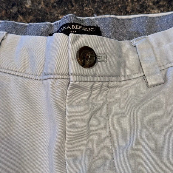 Banana Republic men’s khaki shorts. 32” waist. 9” length. Like new condition. - Picture 4 of 5